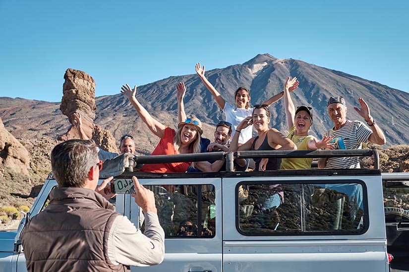 Personengruppe macht ein Foto bei der privaten Jeep Safari auf den Teide