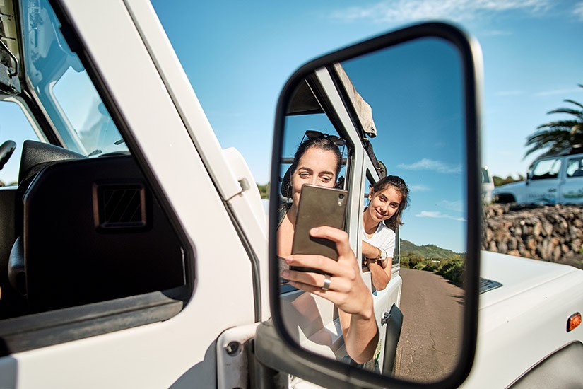 Amiche che fanno un'escursione a La Palma in Jeep Safari in privato