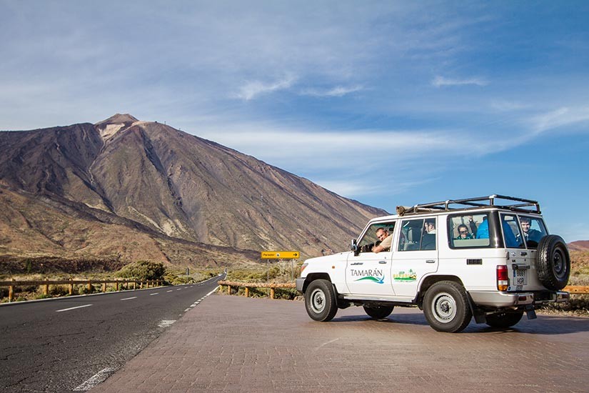 Fahrzeug und Aussicht auf den Teide beim Privatausflug Jeep Safari