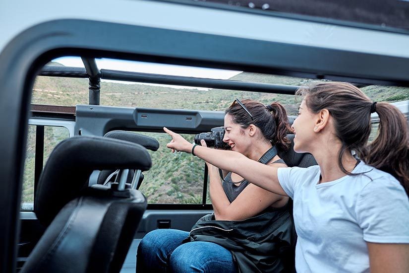 Amiche in macchina durante l'escursione Jeep Safari a Masca in privato