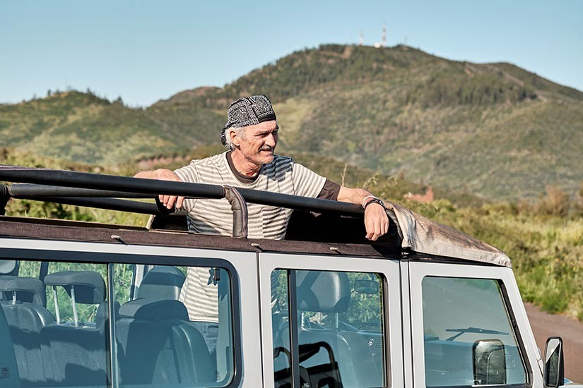 Man rijdt in een jeep op de safari naar de Teide