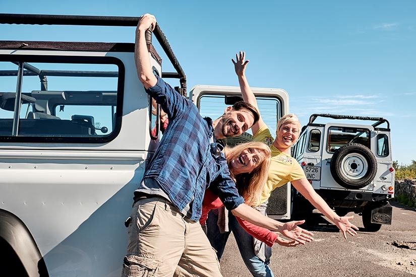 Osoby na tle jeepów na prywatnej wycieczce Jeep Safari