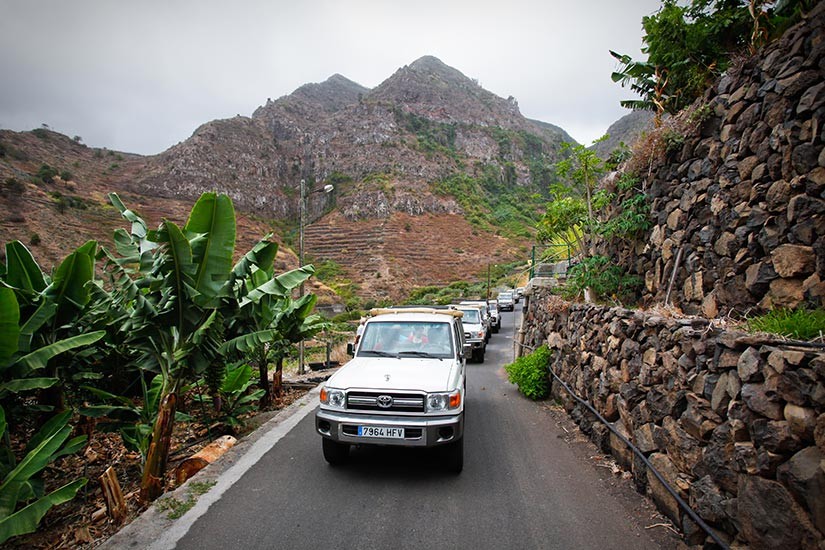 Geländewagen fährt über eine Straße auf La Gomera