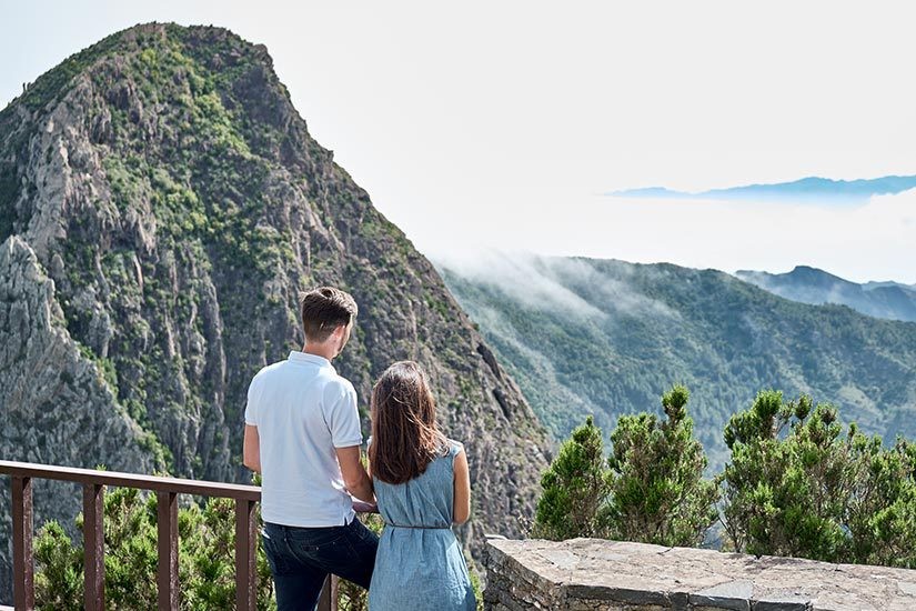 Paar auf einem Aussichtspunkt von La Gomera beim Privatausflug VIP Tour