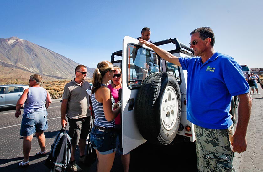 Famiglia che sta godendo del Teide in jeep in privato