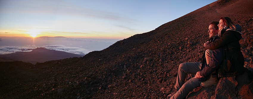 Pareja disfrutando de las vistas durante el atardecer en la excursión Sunset & Stars en el Teide