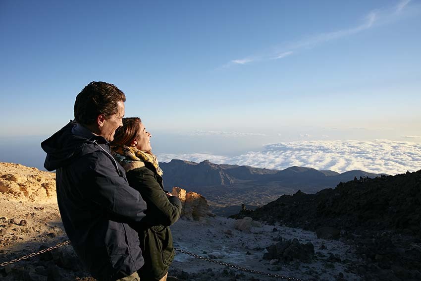 Coppia che si gode la vista dall'alto dopo essere saliti in gruppo in esclusiva con la funivia per guardare il tramonto