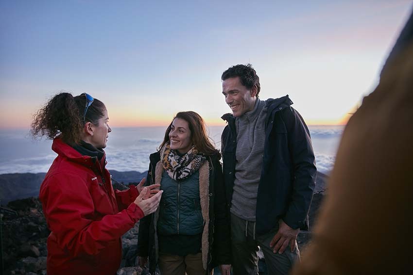 Descubriendo las maravillas del entorno de la mano de los guías, diferentes idiomas disponibles