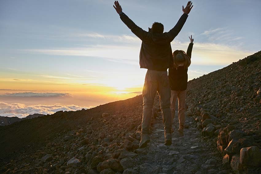 Experimentando la emoción de ver la puesta de sol desde el pico más alto de España, el Teide