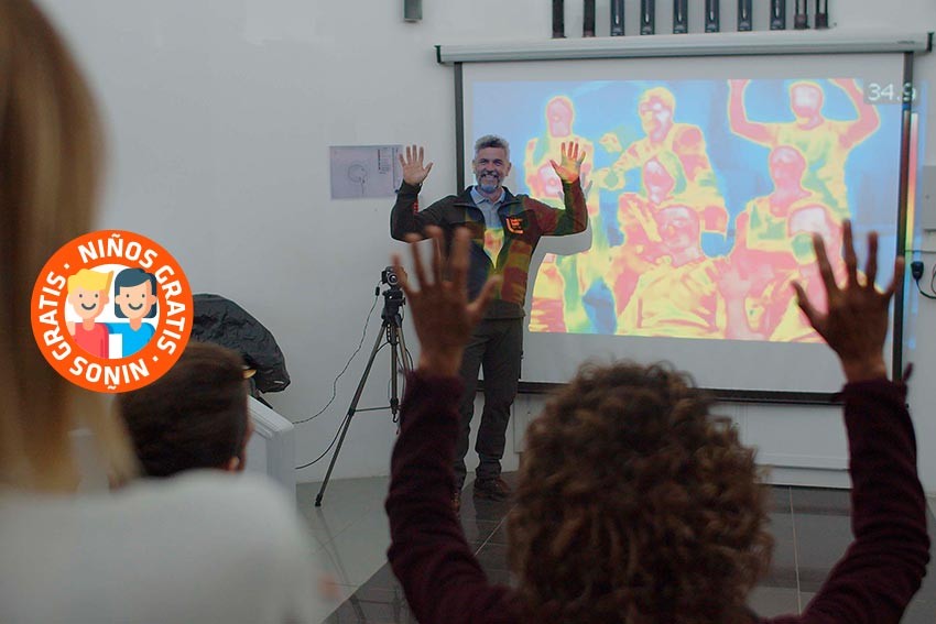 Explicación amena y divertida para niños durante el taller de astrofísica en el centro de visitantes del Observatorio
