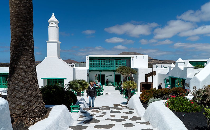 Pueblo blanco de Lanzarote en excursión Jeep Safari ruta Volkanica
