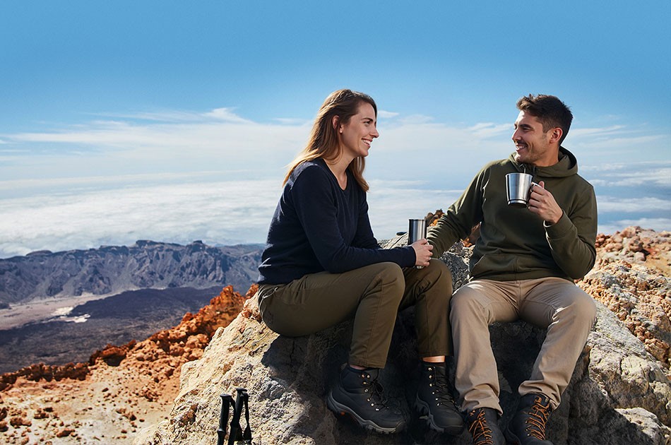 Couple profitant d’une pause au sommet du Teide
