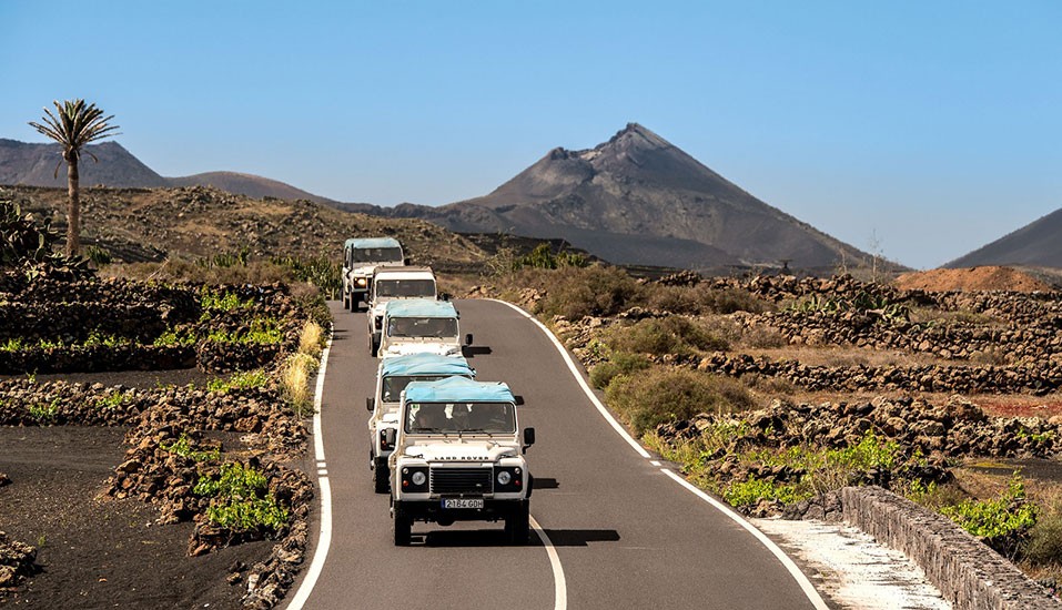 Ruta por las montañas de Timanfaya en Lanzarote en Jeep Safari