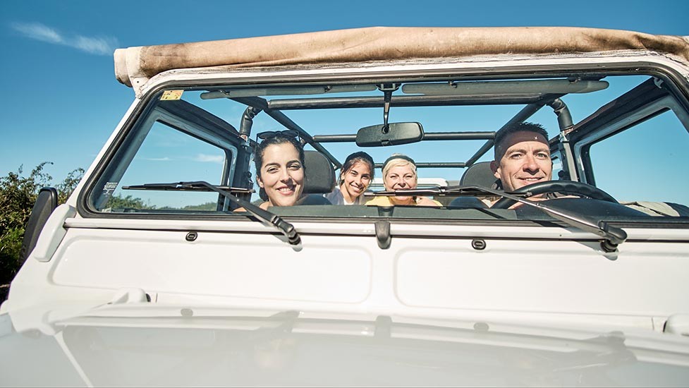 Gezin aan het genieten van de excursie Jeepsafari naar de Teide