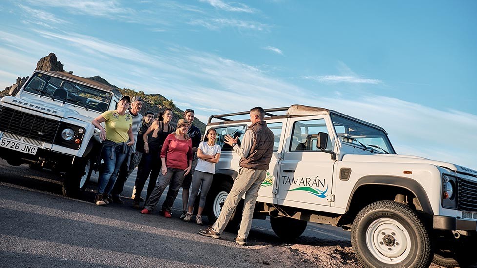 Excursiegangers en gids op de Jeepsafari naar de Teide