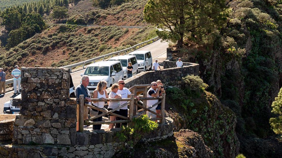 Tourists in a Gran Canaria viewpoint on the Panorama VIP Tour excursion