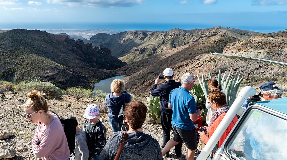 Touristen auf einem Aussichtspunkt auf Gran Canaria bei der Jeep Safari